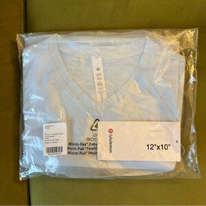 Lululemon Athletica Nulux Cropped Tennis Short Sleeve Tee Size 6. NWT